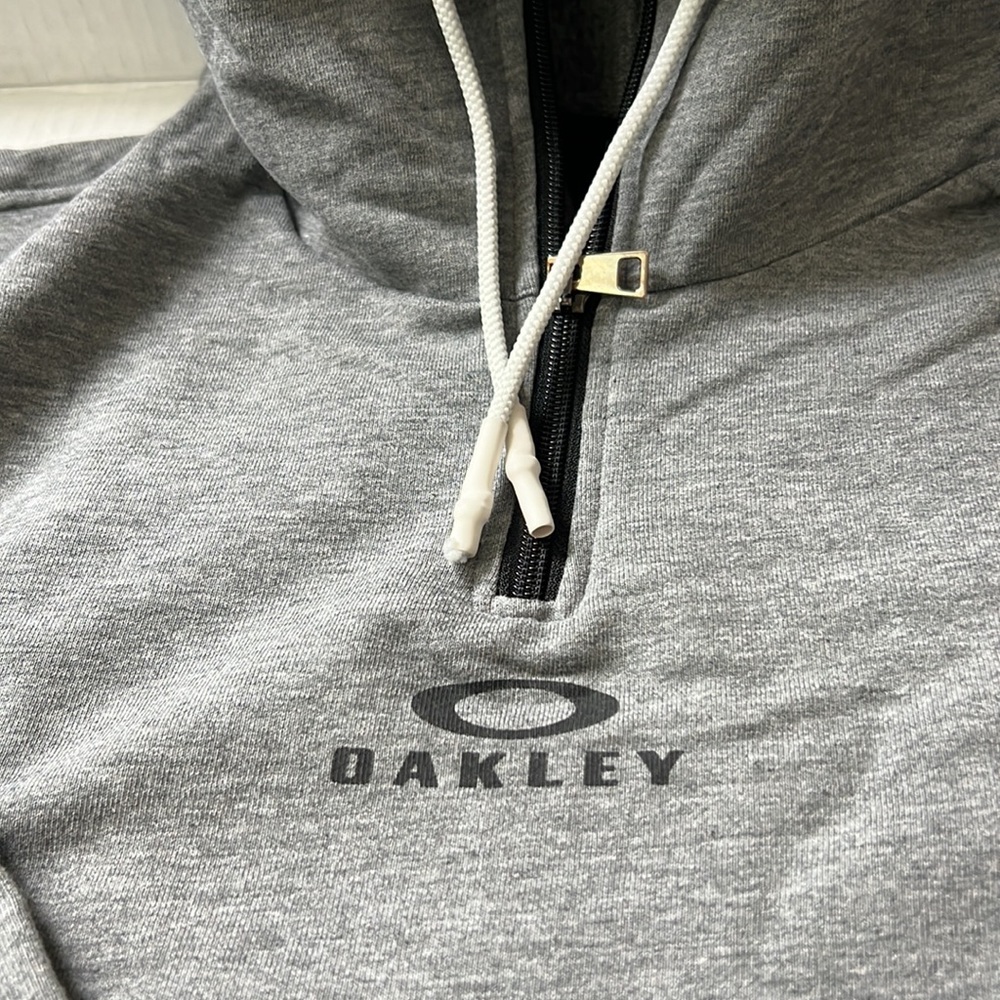 Oakley - Picture 2 of 4
